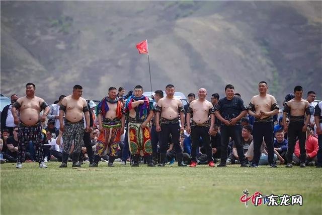 马背上的速度与激情！新疆雪域草原上举办叼羊比赛 草原上的硬核比拼到底有多带劲儿