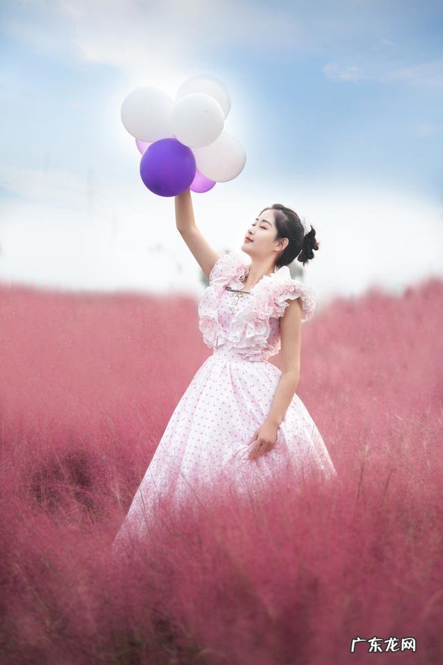 女子粉黛花海拍照遇丁达尔效应