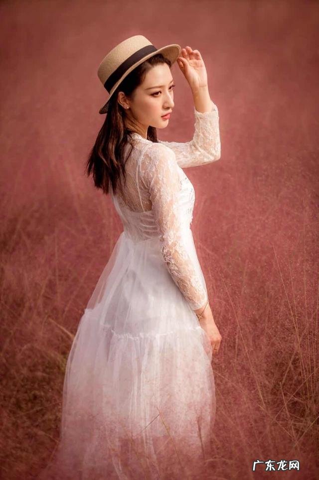 女子粉黛花海拍照遇丁达尔效应