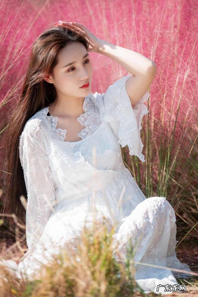 女子粉黛花海拍照遇丁达尔效应