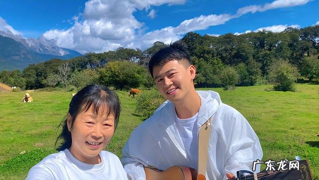 温暖感人 带母亲卖唱游全国