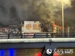 南京起火商场扑救超7小时 航拍现场：南京起火商场扑救超7小时