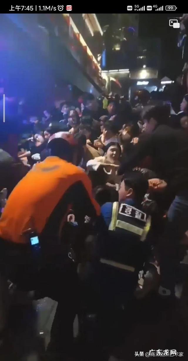 100人受伤 韩踩踏现场：一侧救护车一侧仍蹦迪