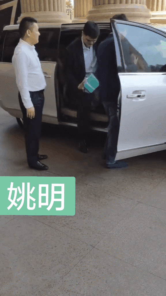 真相了 成功人士在车里躺着卷