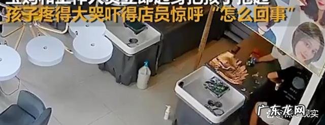 育儿教育 宝妈洗头时抱娃在身侧 宝宝不慎跌落