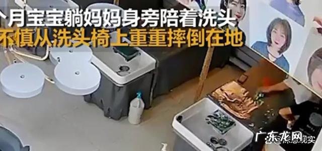 育儿教育 宝妈洗头时抱娃在身侧 宝宝不慎跌落