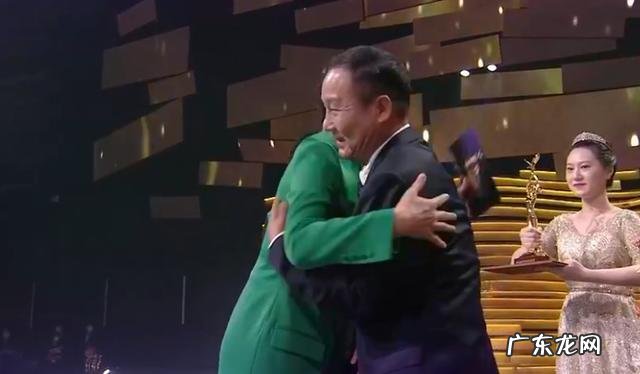 雷佳音获视帝撞上话筒架 雷佳音殷桃获金鹰奖视帝视后