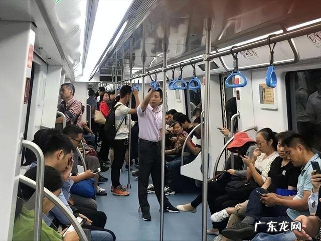 官方回应乘客杭州地铁内爬行 官方回应杭州地铁女乘客爬行