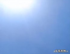 印度5岁女孩被母亲捆住在超40摄氏度室外暴晒 女生裹被子屋外躺平晒太阳