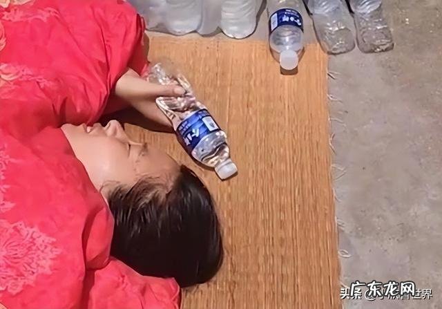 印度5岁女孩被母亲捆住在超40摄氏度室外暴晒 女生裹被子屋外躺平晒太阳