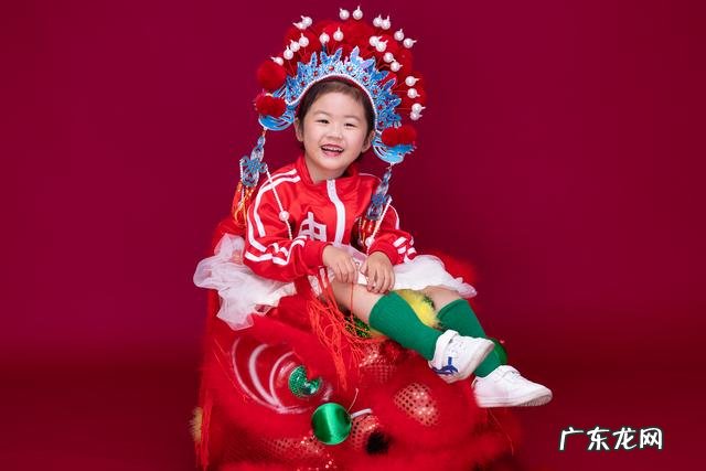 该如何挺起脊梁 8岁截瘫女孩忍痛训练2年重新奔跑