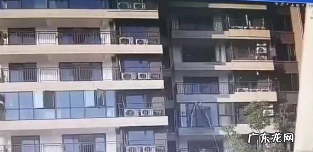 疑吊玻璃时被绳索拉下楼 长沙一小区封窗工人从8楼坠亡