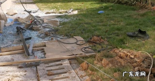 疑吊玻璃时被绳索拉下楼 长沙一小区封窗工人从8楼坠亡