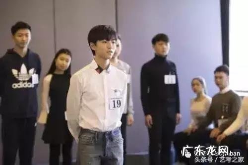 亲密搭肩如胶似漆 在舞台千万不要和朋友对视