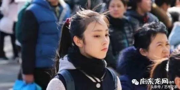 亲密搭肩如胶似漆 在舞台千万不要和朋友对视
