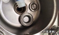 下水道的油垢用什么方法自动掉下来,去除厨房下水道油垢的最佳方法？