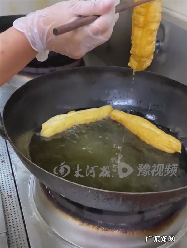 河南小伙带15斤油条膨松剂飞赴世界杯 小伙带15斤油条膨松剂飞卡塔尔