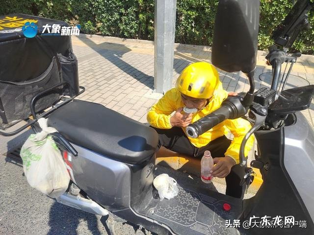 老爸每天送外卖15小时 80后父亲兼职送外卖陪3岁女儿抗癌