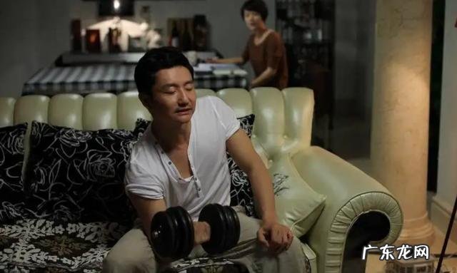 陈飞宇张婧仪共谱冬日恋歌 陈飞宇捧打火机让张婧仪暖手