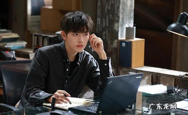 陈飞宇张婧仪共谱冬日恋歌 陈飞宇捧打火机让张婧仪暖手