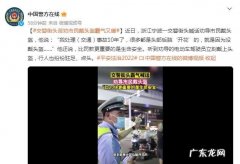 安全行。藁城交警街头劝导市民戴头盔 交警街头苦劝市民戴头盔霸气又暖