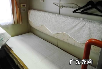 软卧旁边的靠垫是干什么的