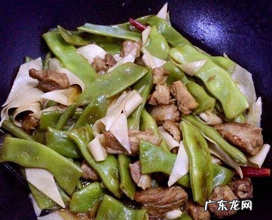 豆角排骨焖面图片 排骨豆角焖面的制作教程图解