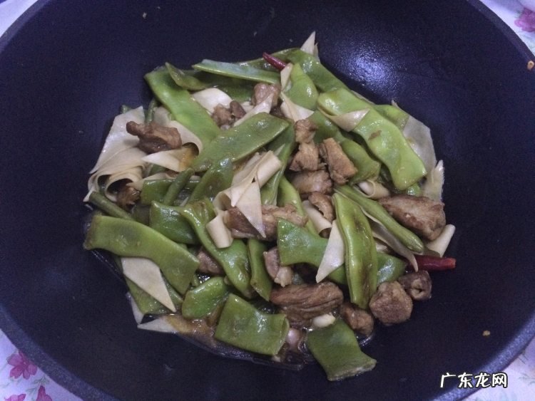 豆角排骨焖面图片 排骨豆角焖面的制作教程图解