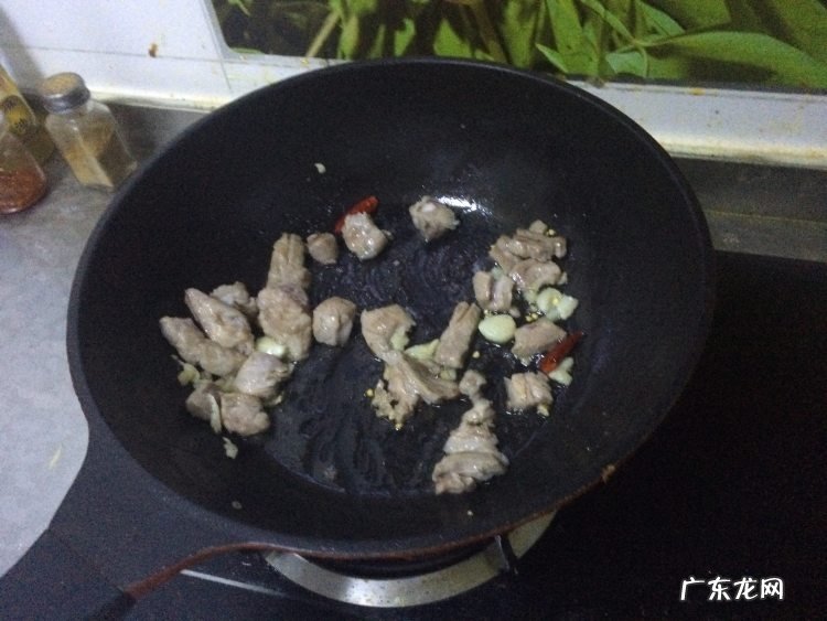 豆角排骨焖面图片 排骨豆角焖面的制作教程图解