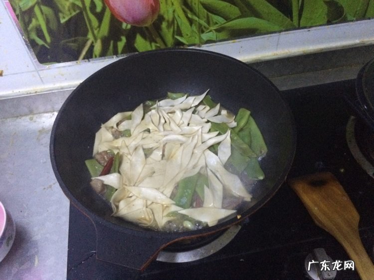 豆角排骨焖面图片 排骨豆角焖面的制作教程图解