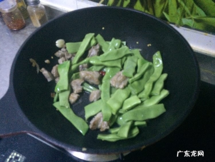 豆角排骨焖面图片 排骨豆角焖面的制作教程图解