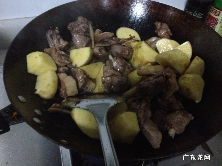 怎样制作土豆焖鸭 土豆焖鸭的制作步骤图解