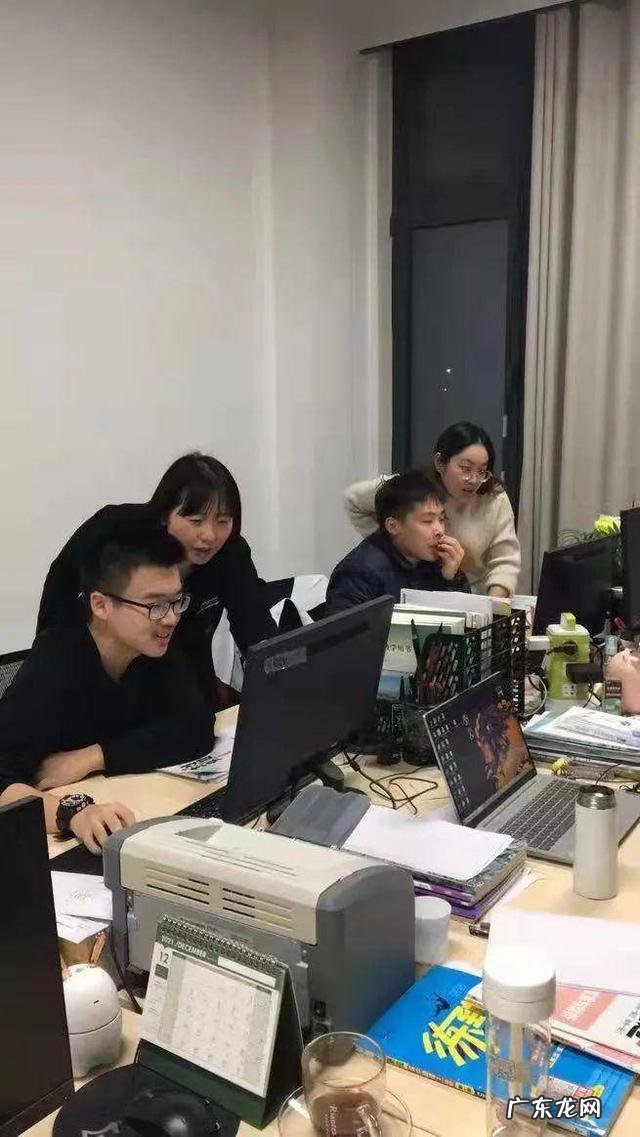 地区国土资源局为地区二中新校区捐赠十万元矿石标本 地理老师买60块矿石标本奖励学生