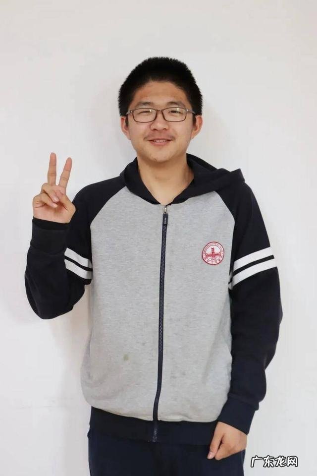 地区国土资源局为地区二中新校区捐赠十万元矿石标本 地理老师买60块矿石标本奖励学生