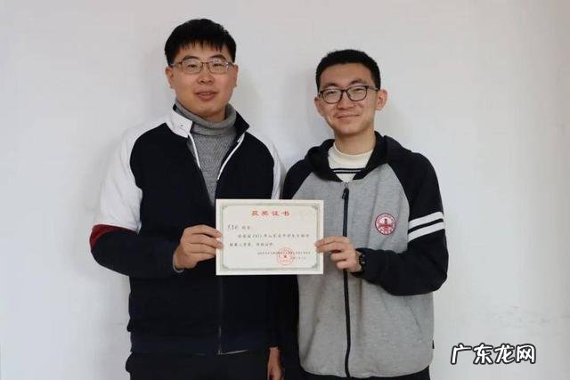 地区国土资源局为地区二中新校区捐赠十万元矿石标本 地理老师买60块矿石标本奖励学生