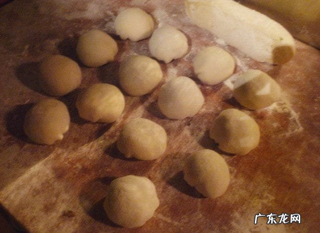 韭菜鲜肉水煎包 美味韭菜猪肉水煎包的做法推荐