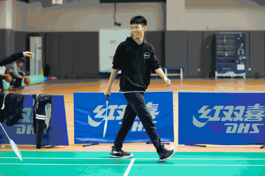 这位老师获评特级教师 地理老师买60块矿石标本奖励学生