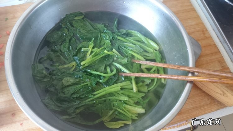 菠菜鸡蛋饼怎样做 菠菜鸡蛋饼怎么做美味又营养