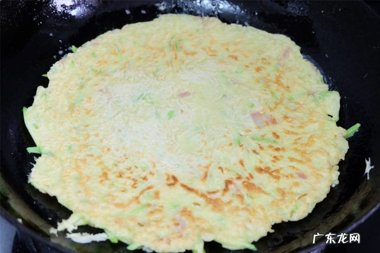 鸡蛋饼鸡蛋饼的制作方法 鸡蛋饼的简单制作方法