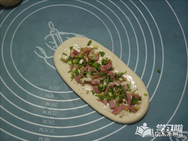 葱油饼的制作流程 葱油饼的制作过程图解