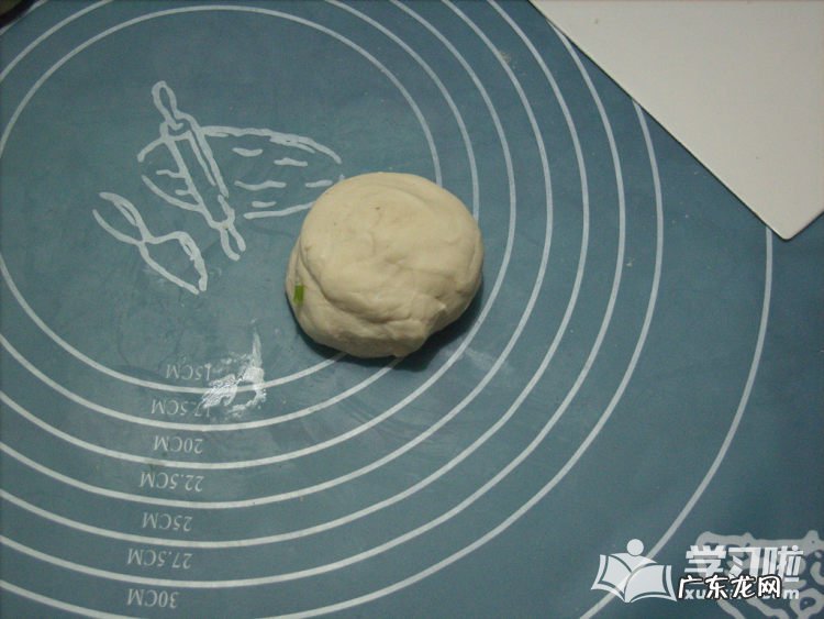 葱油饼的制作流程 葱油饼的制作过程图解