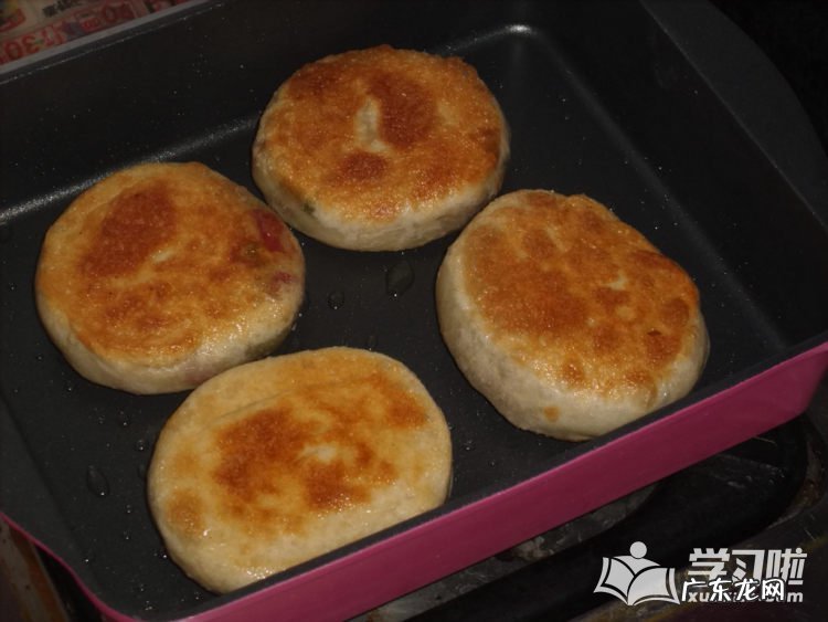 葱油饼的制作流程 葱油饼的制作过程图解