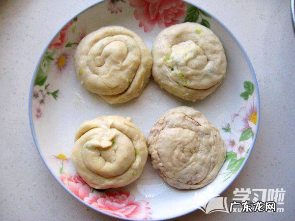 葱油饼的家常做法简单的做法 葱油饼简单又美味的做法
