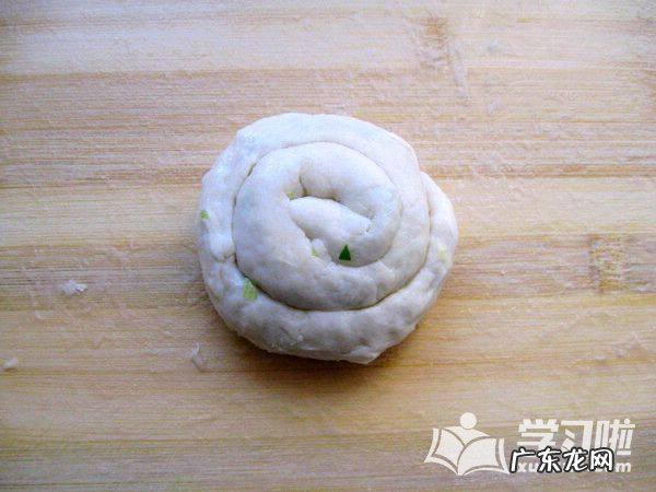葱油饼的家常做法简单的做法 葱油饼简单又美味的做法