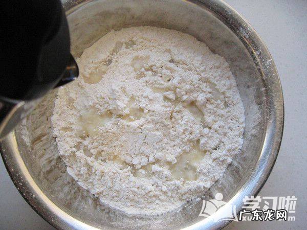 葱油饼的家常做法简单的做法 葱油饼简单又美味的做法