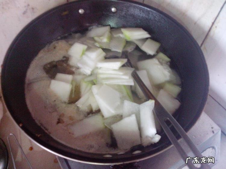 冬瓜煲鱼头汤的做法 冬瓜鱼头汤怎么炖好吃又营养