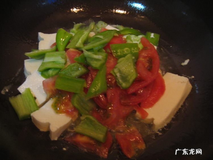 西红柿炖豆腐怎么做好吃又简单 自制西红柿炖豆腐的做法教程