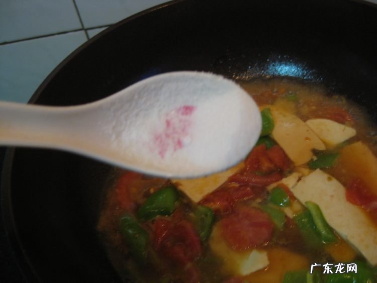 西红柿炖豆腐怎么做好吃又简单 自制西红柿炖豆腐的做法教程