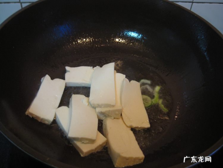 西红柿炖豆腐怎么做好吃又简单 自制西红柿炖豆腐的做法教程