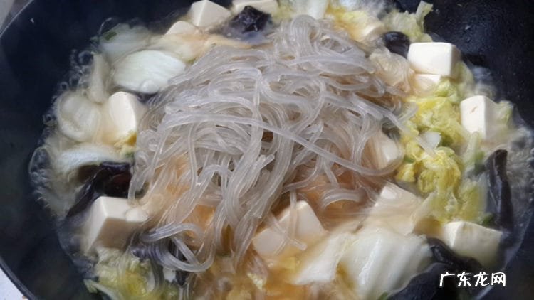白菜粉条炖豆腐怎么做好吃又简单 白菜粉条炖豆腐的做法图文教程